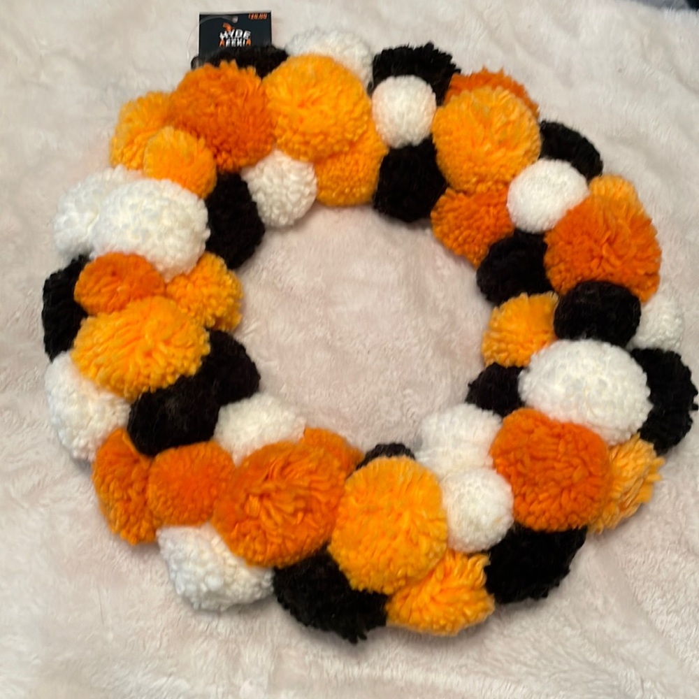 Halloween pompom wreath NWT